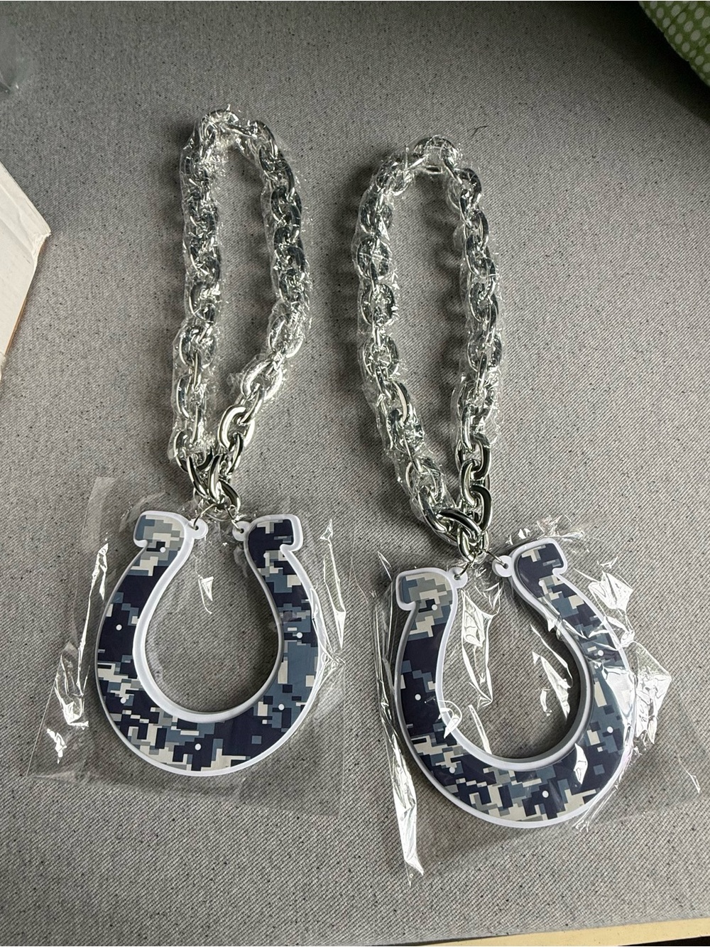 NFL Colts Commemorative Chain & Pendant - set of 2 - Picture 2 of 6